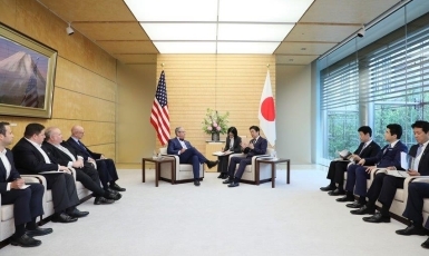 (写真3)表敬を受ける安倍総理大臣(写真提供:内閣広報室)