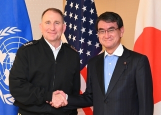 エイブラムス国連軍・米韓連合軍・在韓米軍司令官による河野外務大臣表敬(握手)