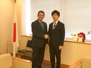 (画像1)シャクシュク・ユネスコ・コミュニケーション情報担当事務局長補と鈴木外務大臣政務官