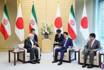 (写真2)表敬を受ける安倍総理大臣(写真提供:内閣広報室)