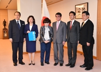 黒柳徹子UNICEF親善大使及びユニセフ議員連盟による河野外務大臣表敬(集合写真)