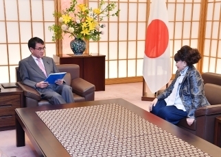 黒柳徹子UNICEF親善大使及びユニセフ議員連盟による河野外務大臣表敬(会談)