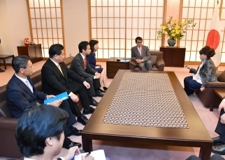 黒柳徹子UNICEF親善大使及びユニセフ議員連盟による河野外務大臣表敬(懇談)