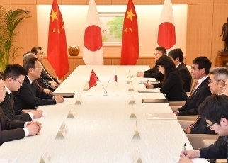 河野外務大臣と楊潔篪中国共産党中央政治局委員との会談3