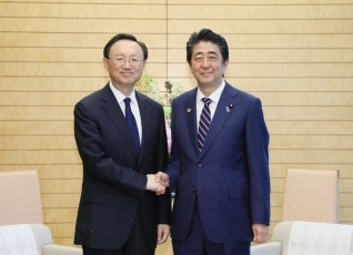 (写真1)表敬を受ける安倍総理大臣1(写真提供:内閣広報室)