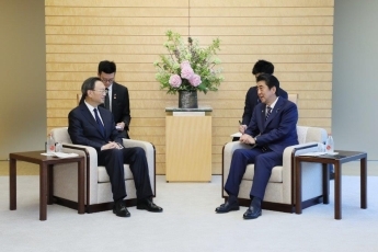 (写真2)表敬を受ける安倍総理大臣2(写真提供:内閣広報室)
