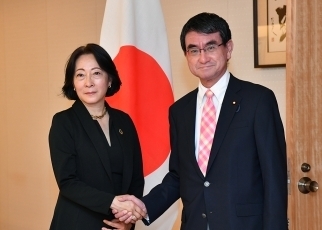 水鳥防災担当国連事務次長補兼事務総長特別代表と握手する河野外務大臣