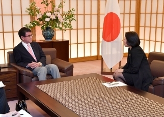 水鳥防災担当国連事務次長補兼事務総長特別代表と懇談する河野外務大臣