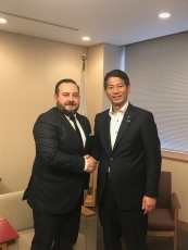 ジャファイ・アルバニア欧州・外務副大臣と握手する山田外務大臣政務官