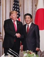 （写真4）握手を交わす両首脳（写真提供：内閣広報室）