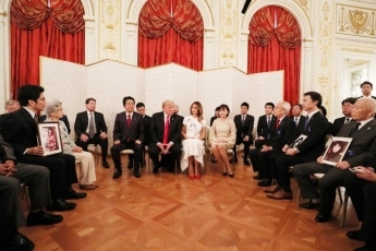 （写真6）拉致被害者御家族と面会する両首脳1（写真提供：内閣広報室）