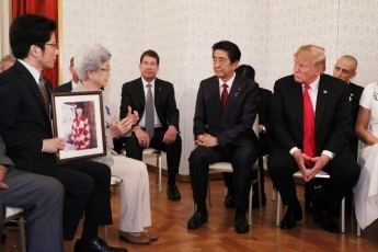 （写真7）拉致被害者御家族と面会する両首脳2（写真提供：内閣広報室）