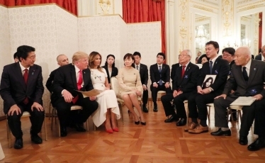 （写真8）拉致被害者御家族と面会する両首脳3（写真提供：内閣広報室）
