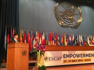 国連アジア太平洋経済社会委員会(ESCAP)第75回総会でスピーチする鈴木外務大臣政務官