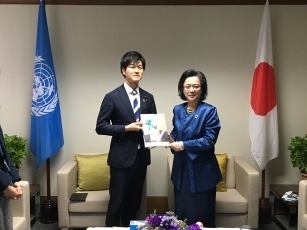 アリシャバナESCAP事務局長と記念写真を撮る鈴木外務大臣政務官