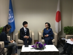 鈴木政務官とアリシャバナESCAP事務局長との会談の様子