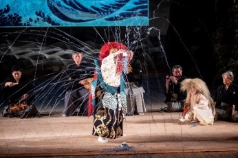 (写真1)新作能「北斎」