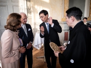(写真3)国王王妃両陛下に記念の品を贈呈する櫻間右陣氏