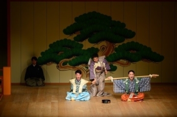 （写真1）野村万作・野村萬斎狂言公演の様子