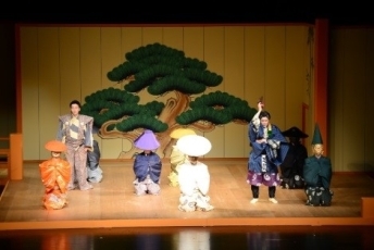 （写真2）野村万作・野村萬斎狂言公演の様子