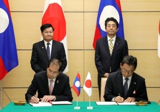 (写真2)署名式に立ち会う両首脳2(写真提供:内閣広報室)