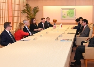 米国上院軍事委員会一行による河野外務大臣表敬3