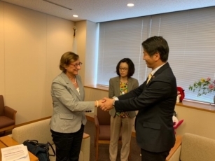 バッタイニ=ドラゴーニ欧州評議会事務次長と握手する山田外務大臣政務官