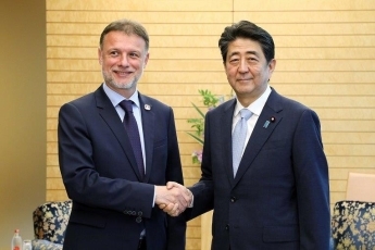 (写真1)表敬を受ける安倍総理大臣1(写真提供:内閣広報室)
