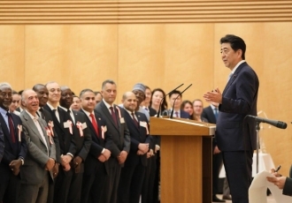 (写真1)挨拶する安倍総理大臣1