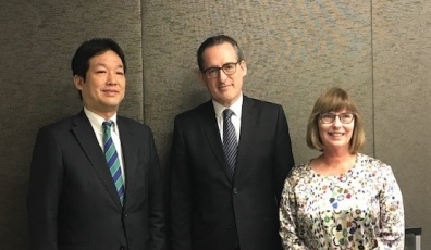(写真)左:薗浦総理補佐官,中央:クーパー氏,右:ビルキー外務貿易省オークランド事務所長