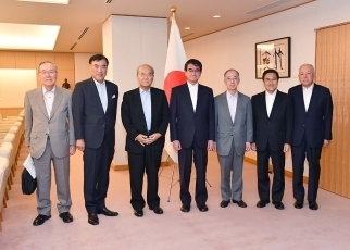 大島アフリカ協会理事長等による河野外務大臣表敬1