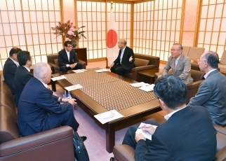 大島アフリカ協会理事長等による河野外務大臣表敬2