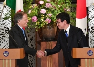 握手する両外相
