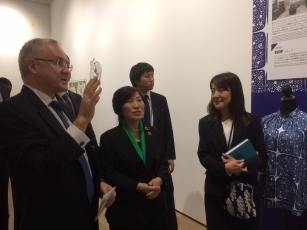 オルパナ駐日フィンランド共和国大使と「ムーミン展」を視察する阿部外務副大臣