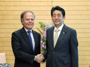 (写真1)表敬を受ける安倍総理大臣1(写真提供:内閣広報室)