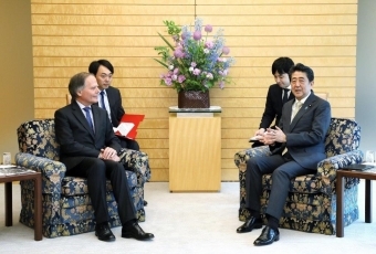 (写真2)表敬を受ける安倍総理大臣2(写真提供:内閣広報室)