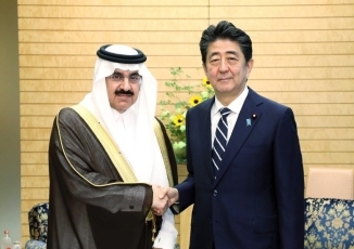 (写真1)表敬を受ける安倍総理大臣1