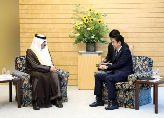 (写真2)表敬を受ける安倍総理大臣2