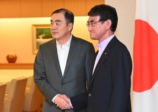 孔鉉佑駐日中国大使と握手する河野外務大臣
