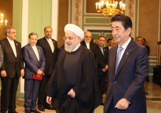 （写真5）首脳会談に向かう安倍総理大臣