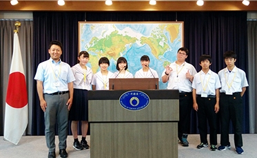 (写真1)桑名市立光陵中学校の皆さん(記者会見室)