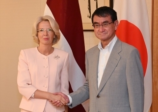 河野外務大臣とムールニエツェ・ラトビア議会議長との会談2