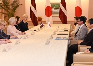 河野外務大臣とムールニエツェ・ラトビア議会議長との会談3