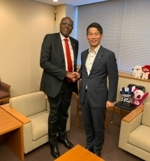 アトキ・コンゴ民主共和国外務・地域統合省次官による山田外務大臣政務官表敬(握手)