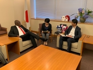 アトキ・コンゴ民主共和国外務・地域統合省次官による山田外務大臣政務官表敬(懇談)