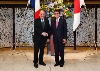 握手する日仏外相