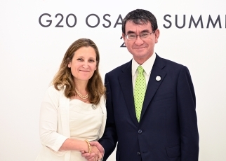 日・カナダ外相会談(握手)