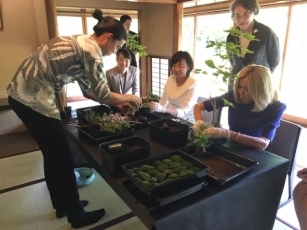 安倍総理大臣夫人とブリジット・フランス大統領夫人の志髙荘訪問2