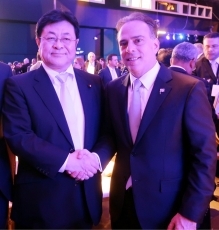 (写真2)フェレル新外務大臣との立ち話