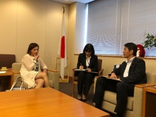 レスコヴァル・スロベニア共和国外務副大臣による山田外務大臣政務官表敬の様子